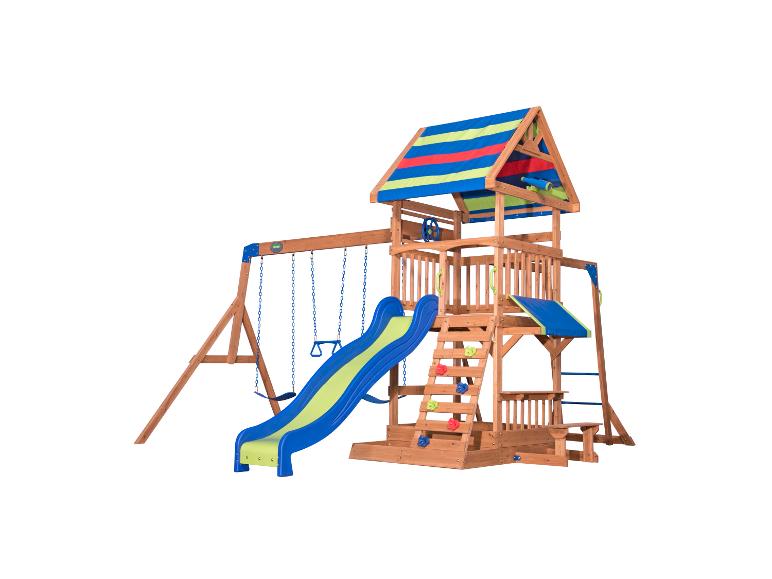 Holzspielplatz mit blau-grüner Rutsche, Schaukeln und Spielturm mit buntem Stoffdach.