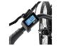 Nahaufnahme eines E-Bike-Lenkers mit Digitalanzeige für Geschwindigkeit und Reichweite.