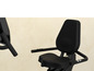 Ein schwarzer Recumbent-Heimtrainer mit verstellbarem Sitz.