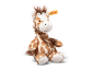 Weiches Plüsch-Giraffenspielzeug in sitzender Position auf weißem Hintergrund.