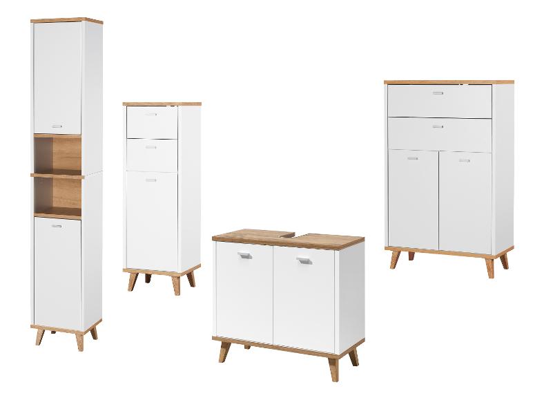 Badezimmermöbel in Weiß und Holz: Hochschrank, Kommode, Waschbeckenunterschrank und Schrank mit Schubladen.