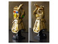 Lego Infinity Gauntlet mit farbigen Infinity Stones.