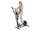 Frau auf einem Fitness-Ellipsentrainer vor weißem Hintergrund.