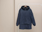 Ein dunkelblauer Hoodie mit Kapuze an einem Kleiderbügel.