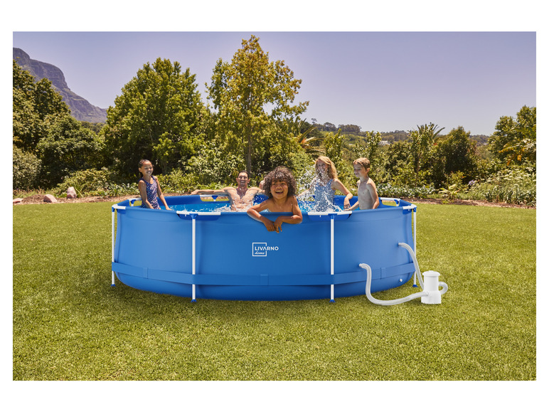 Kinder spielen in einem Livarno Home Pool im Garten.