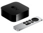 Eine schwarze Apple TV Box mit Fernbedienung.