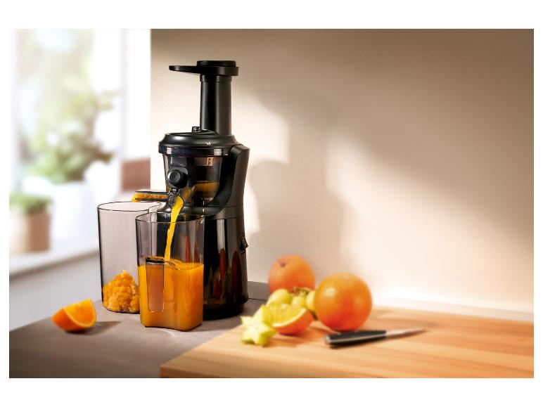 Saftpresse presst Orangen.