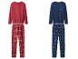 Zwei Fleece-Pyjama-Sets, eines rot mit Schneeflockenmustern, eines blau mit Sternenmustern.