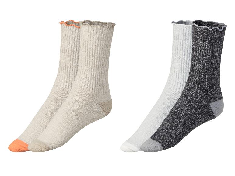 Zwei Paar Socken, ein hellgraues Paar mit rosa Details und ein grau/weißes Paar.