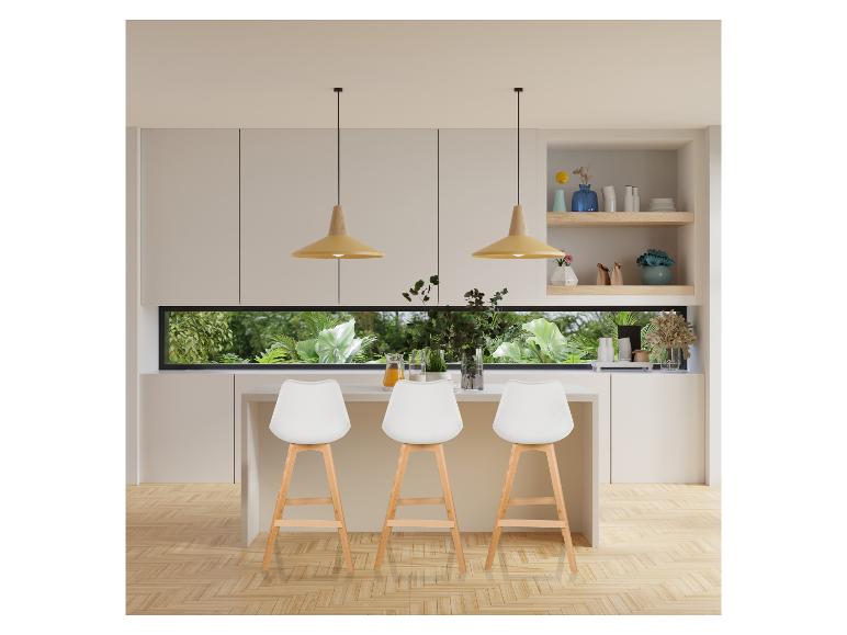 Moderne Küche mit weißen Barhockern, Holzboden und einem langen Fenster.