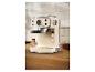 Cremefarbene Retro-Kaffeemaschine mit Manometer und gemahlenem Kaffeehalter.