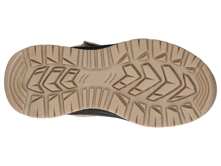 Laufsohle eines braunen und schwarzen Wanderschuhs mit robustem Profil