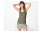 Frau in grünem Tanktop und gestreiften weiß-grünen Shorts.
