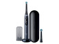 Eine Oral-B iO elektrische Zahnbürste mit Ladegerät, Ersatzbürstenkopf und Reiseetui.