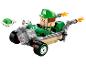 Luigi in seinem LEGO Super Mario Kart, mit einem grünen Koopa-Panzer.