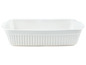 Weiße rechteckige Auflaufform mit geriffelten Seiten.