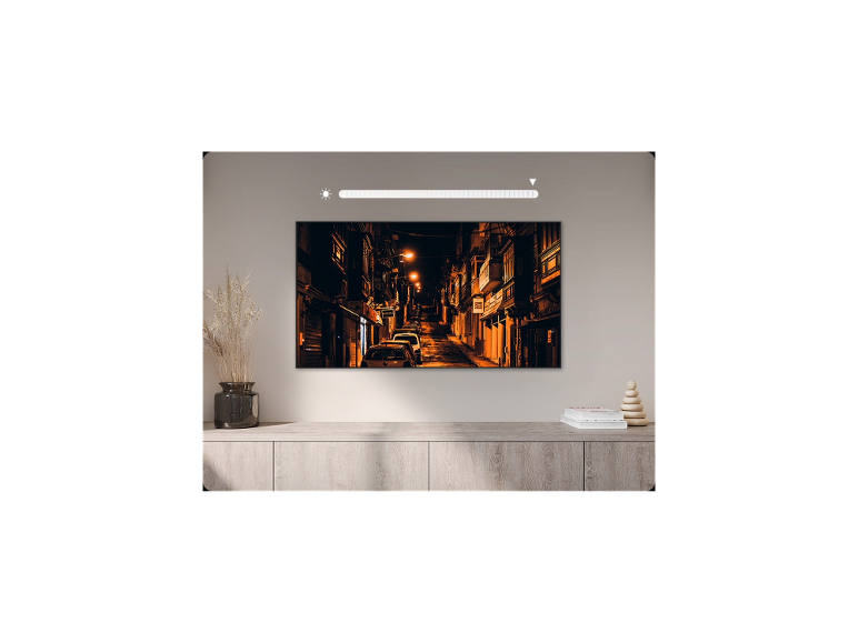 Samsung GQ65QEF1AUXZG Fernseher an der Wand mit Helligkeitsbalken auf dem Bildschirm.