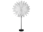 Weiße Stehlampe in Form eines Papiersterns auf einem schwarzen Ständer