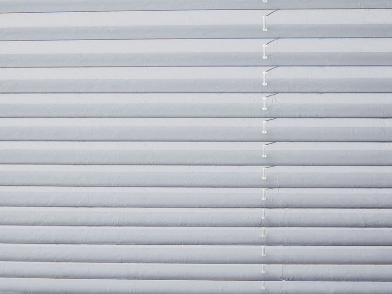 Graue Plissee-Rollos mit einem gestreiften Muster