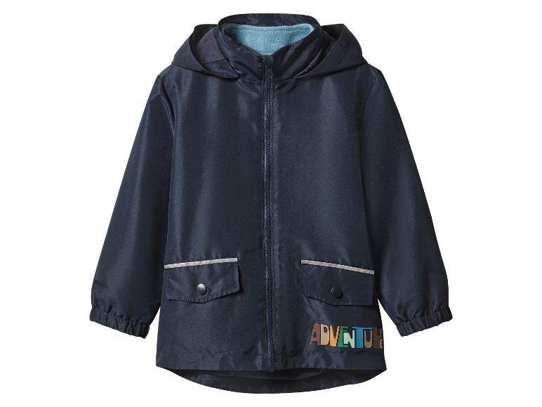 Dunkelblaue Kinderjacke mit Kapuze, Taschen und dem Schriftzug „ADVENTURE“.