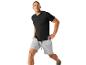 Sport-Shirt und Shorts: sportlicher Look.