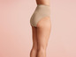 Beigefarbene Unterwäsche mit hohem Bund an einer Frau.