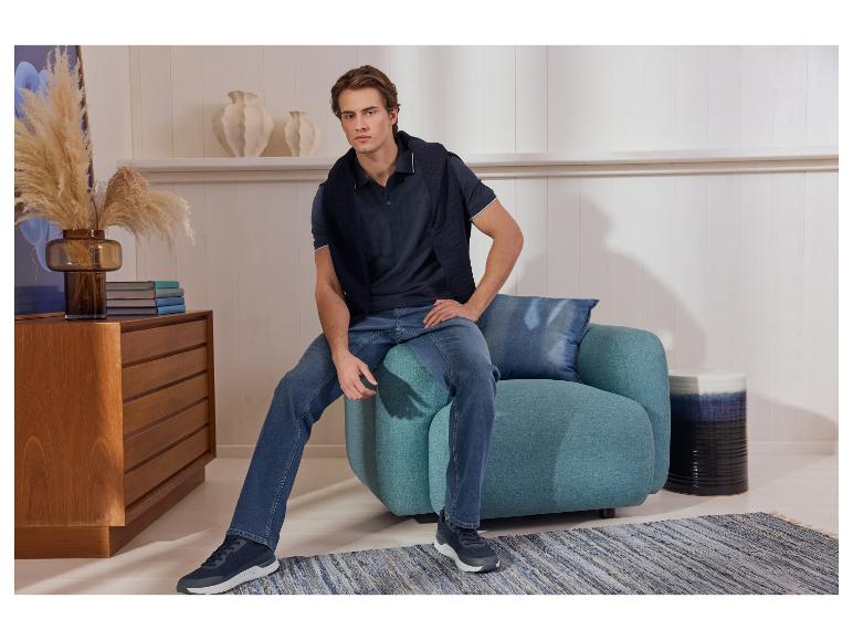 Herren-Strickpullover, Jeans und Sneaker.