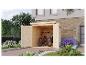 Holz-Gartenhaus mit zwei Fahrrädern.