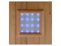 Holzsaunawand mit einem quadratischen Panel blauer LED-Lichter.
