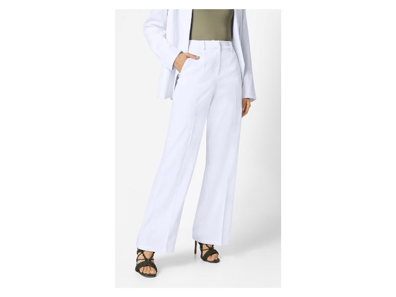 Weiße Hose und dazu passender Blazer; eleganter Business-Stil.