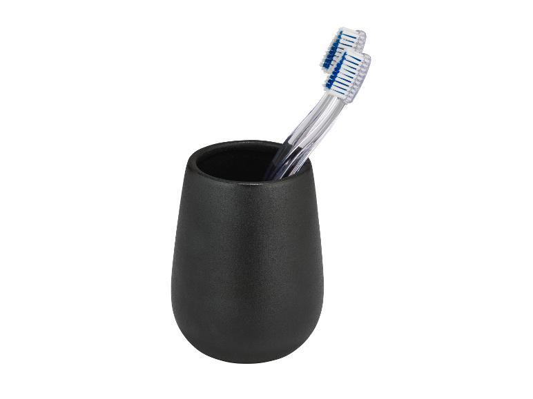 Zwei Zahnbürsten in einem schwarzen Behälter.