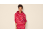 Roter Damen-Kapuzenpullover mit Herzchen-Muster.