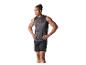 Mann in grauem Sport-Tanktop und schwarzen Shorts, Hände in den Hüften.