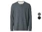 Graues Herren-Henley-Shirt mit langen Ärmeln und Waffelstruktur, in zwei Farbtönen erhältlich.