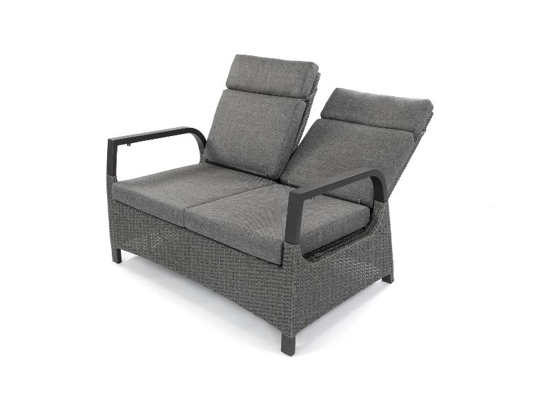 Graue Gartencouch aus Weide mit Kissen.
