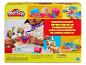 Play-Doh Pretend Pet Play Set mit einem Kind, das Tierarzt spielt, mit einer Hundefigur und bunter Knete.