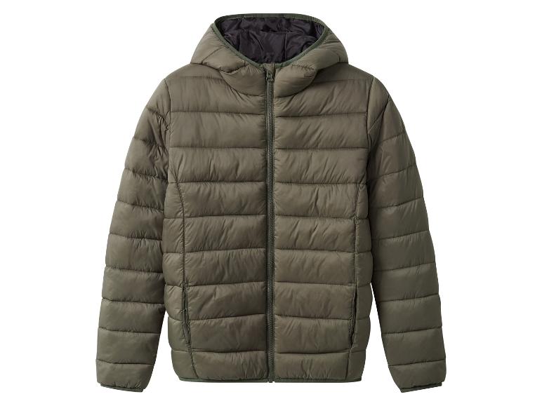 Grüne Steppjacke mit Kapuze.