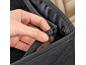 Hand befestigt eine schwarze Netztrennwand mit Druckknöpfen
