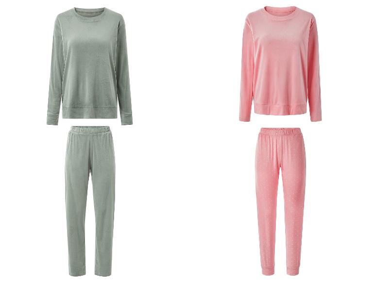 Zwei Sets Damen-Velours-Pyjamas: eines salbeigrün und eines rosa mit weißen Punkten.