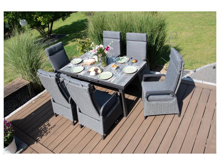 Gartenmöbel-Set: grauer Tisch und Stühle aus Rattan.