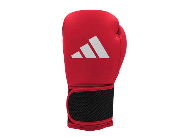 Ein roter Boxhandschuh mit dem Adidas-Logo