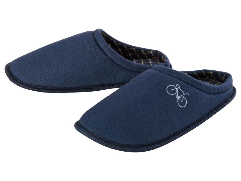 Zwei blaue Hausschuhe mit einem Fahrrad-Motiv.