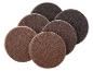 Mehrere runde braune und dunkelgraue Schleifpads auf weißem Hintergrund.