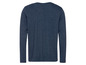 Ein dunkelblaues Langarmshirt.
