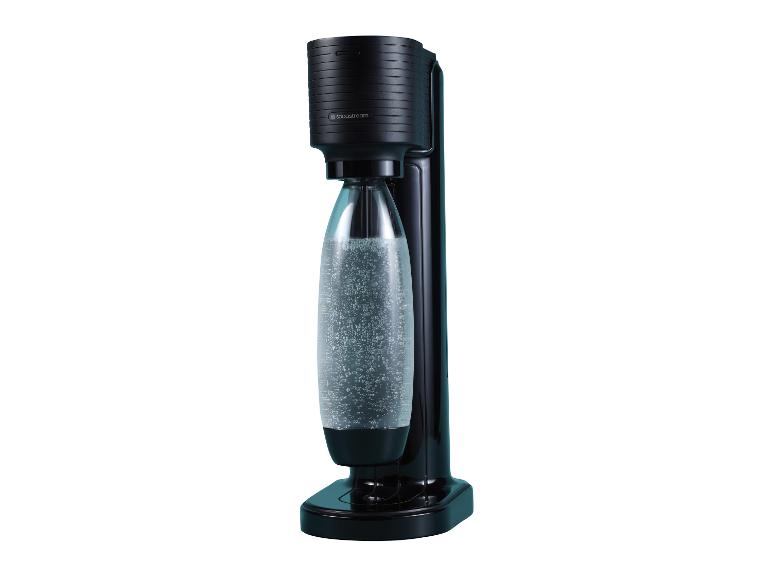 Ein schwarzer SodaStream Sprudelwasserbereiter mit einer Flasche kohlensäurehaltigem Wasser.