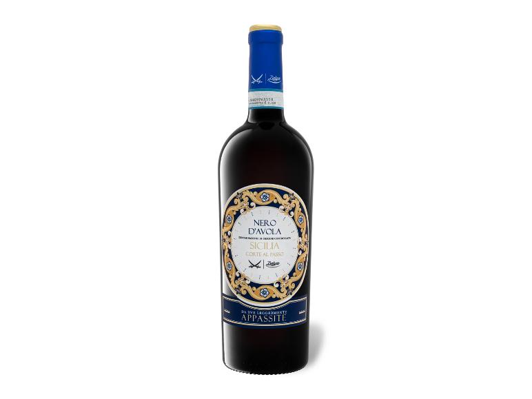 Flasche Rotwein Nero d'Avola Sicilia Corte al Passo aus leicht getrockneten Trauben.