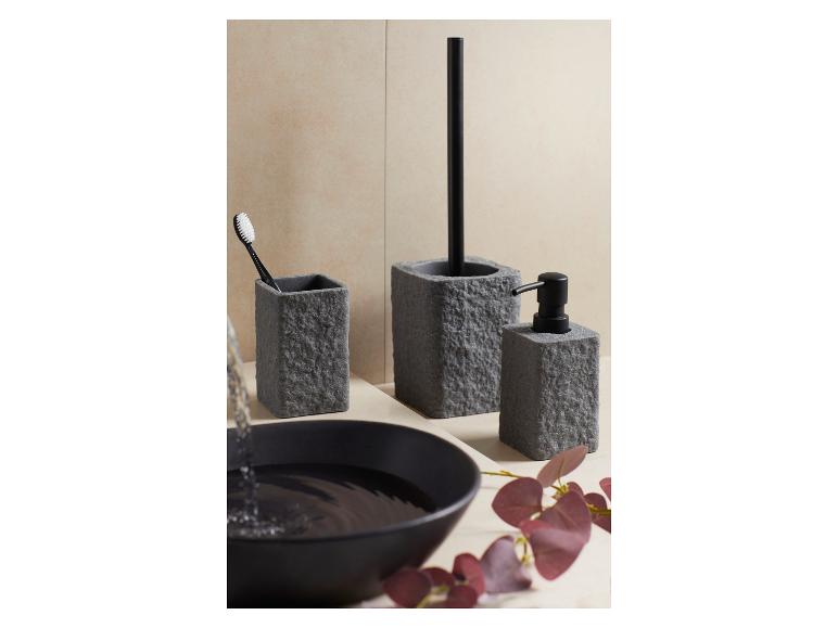 Elegantes Badezimmer-Set aus grauem Stein.