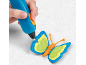 Hand mit 3D-Stift erstellt einen bunten Schmetterling auf weißem Hintergrund.