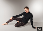 Frau in schwarzem Wickelshirt und Leggings mit Leopardenmuster.