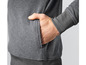 Ein grauer Fleecepullover mit Taschen.